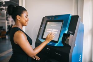 5 tipos comunes de Qioscos de autoservicio 2 Quiosco dispensador SIM