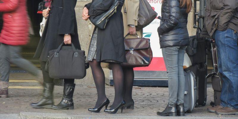 queue-at-bus-stop