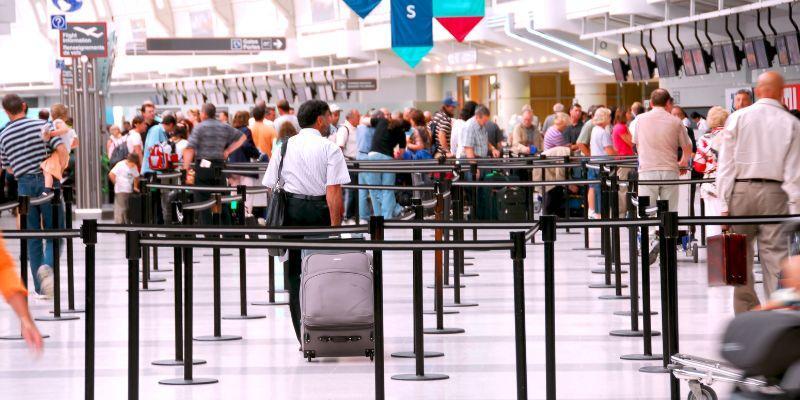 Multiple-line-queue-at-an-airport-check-in-area